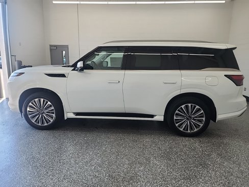 New 2026 INFINITI QX80 Luxe image 2