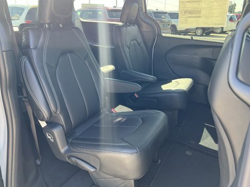 New 2026 Chrysler Pacifica Select image 16
