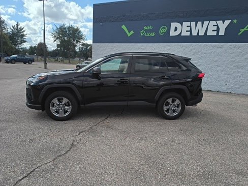 Used 2022 Toyota RAV4 LE image 2