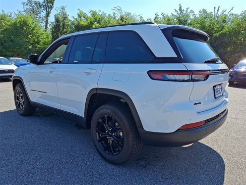Used 2025 Jeep Grand Cherokee Altitude image 4
