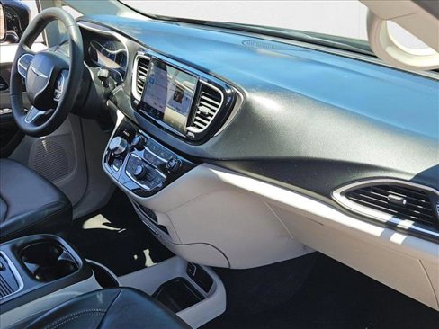 Used 2024 Chrysler Pacifica Touring-L image 22