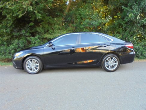 Used 2017 Toyota Camry SE image 3