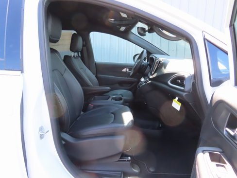 New 2026 Chrysler Pacifica Select image 22