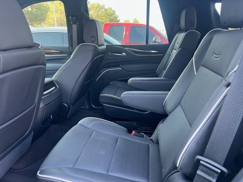 Used 2024 Cadillac Escalade Premium Luxury image 4