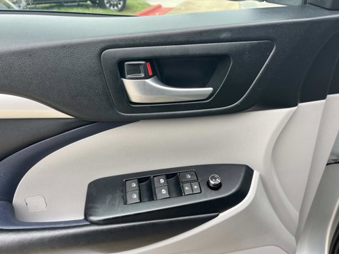 Used 2019 Toyota Highlander XLE image 14