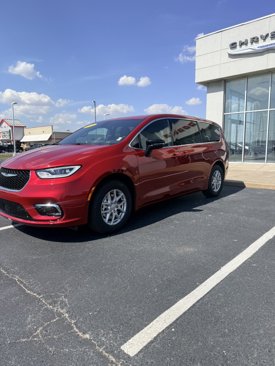 New 2026 Chrysler Pacifica Select image 2
