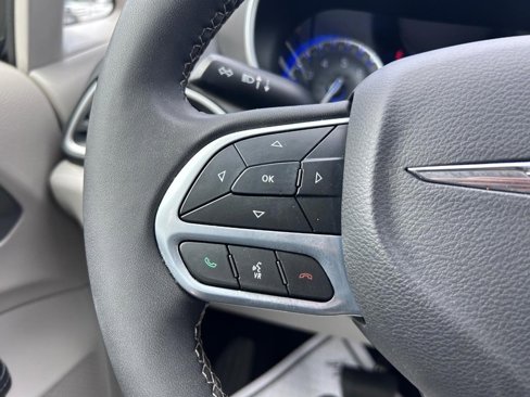 Used 2023 Chrysler Pacifica Touring-L image 13