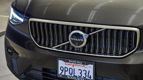 Certified 2025 Volvo XC40 B5 Plus w/ Climate Package image 8
