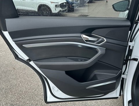 Used 2024 Audi Q8 e-tron Premium Plus w/ Premium Plus Package image 24