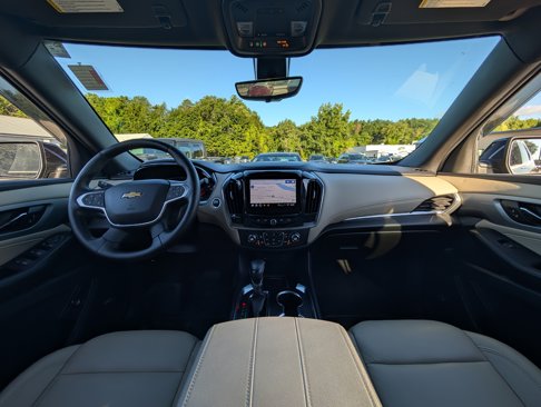 Used 2022 Chevrolet Traverse LT w/ LT Premium Package image 2