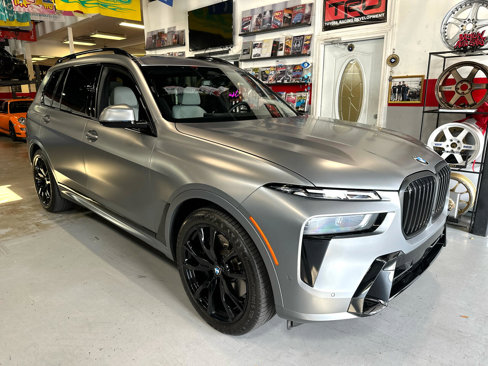Used 2023 BMW X7 xDrive40i w/ M Sport Package image 3