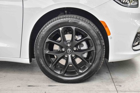 New 2026 Chrysler Pacifica Limited image 10