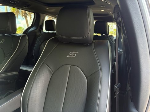 New 2026 Chrysler Pacifica Limited image 18