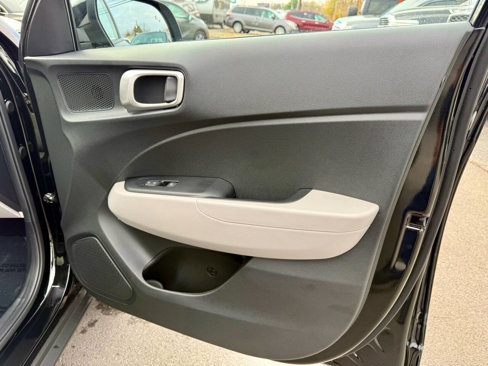 Used 2024 Hyundai Venue SEL image 15