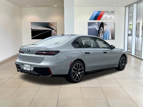 New 2026 BMW 750e xDrive image 7