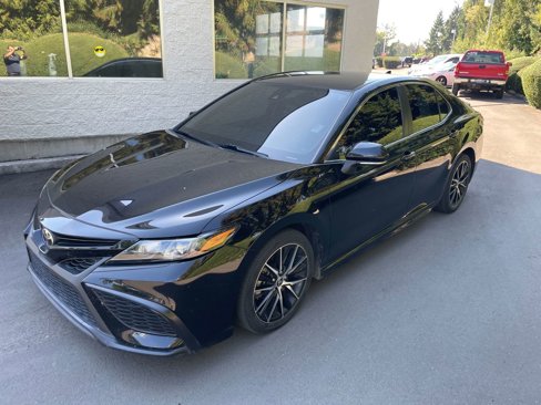 Used 2021 Toyota Camry SE image 1