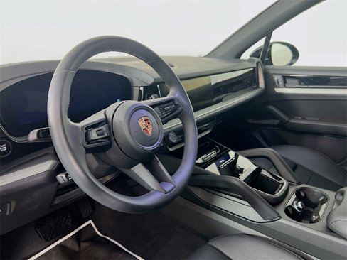 Used 2025 Porsche Cayenne image 4