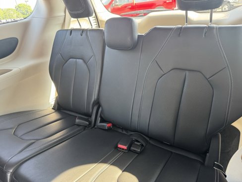 Used 2022 Chrysler Pacifica Touring-L image 22