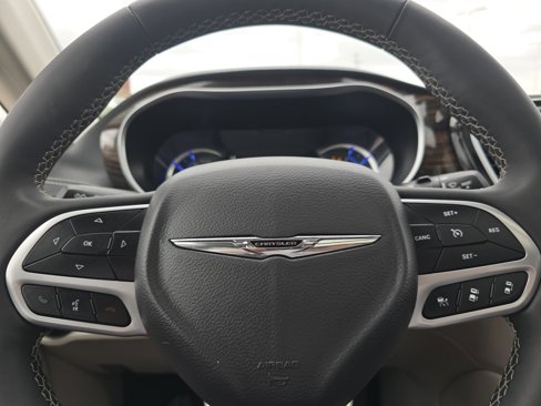 Used 2023 Chrysler Pacifica Limited image 36