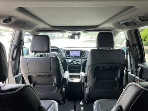 New 2025 Chrysler Pacifica Limited image 28