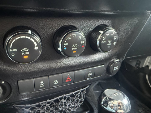 Used 2012 Jeep Wrangler Unlimited Rubicon w/ Connectivity Group image 21