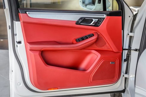 Used 2020 Porsche Macan Turbo image 45