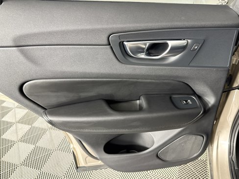 Used 2025 Volvo XC60 B5 Plus image 25