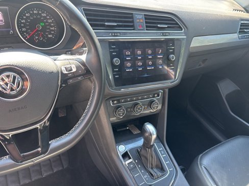 Used 2021 Volkswagen Tiguan SE w/ Panoramic Sunroof Package image 18