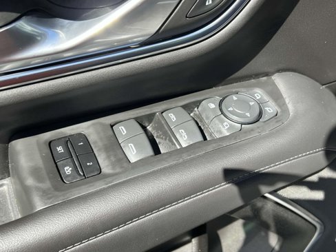 Used 2022 Chevrolet Suburban Z71 w/ Z71 Off-Road Package image 18