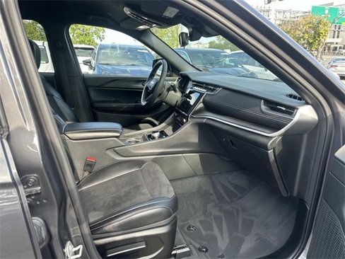 Used 2023 Jeep Grand Cherokee Altitude image 9
