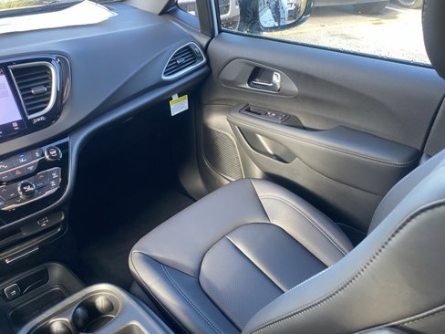 New 2026 Chrysler Voyager LX image 35
