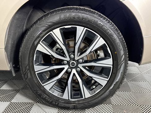 Used 2025 Volvo XC60 B5 Plus image 36