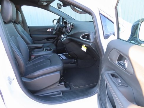 New 2026 Chrysler Pacifica Select image 21
