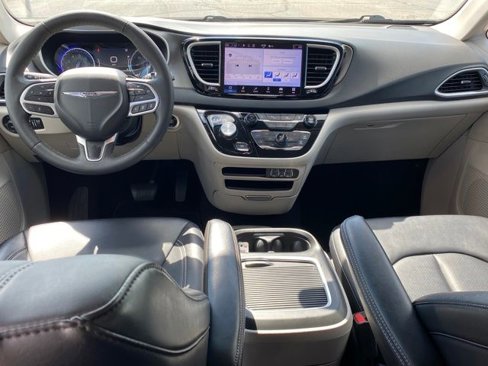 Used 2024 Chrysler Pacifica Touring-L image 5