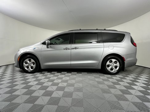 Used 2017 Chrysler Pacifica Premium image 16