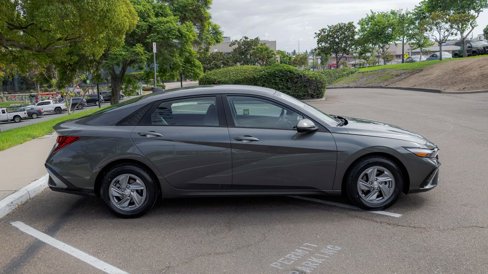 Used 2024 Hyundai Elantra SE image 3