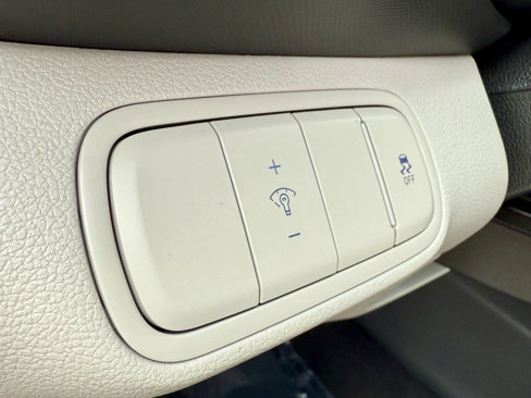 Used 2024 Hyundai Venue SEL image 25