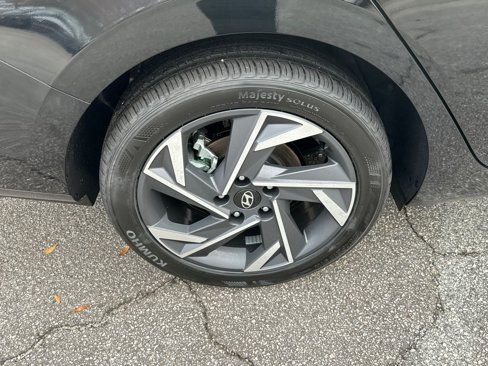 Certified 2025 Hyundai Elantra SEL image 17