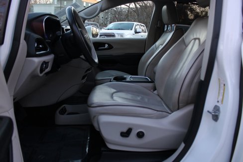 Used 2020 Chrysler Pacifica Limited image 22