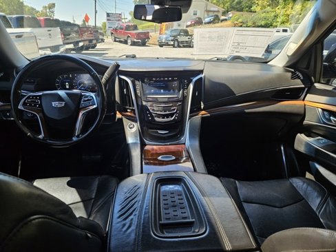 Used 2017 Cadillac Escalade ESV Luxury image 17