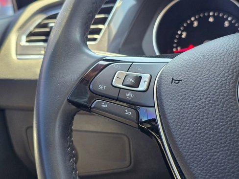 Used 2020 Volkswagen Tiguan SE w/ Panoramic Sunroof Package image 38