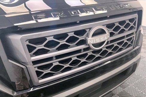 Used 2024 Nissan Frontier SV image 26