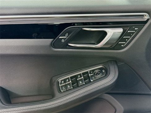 Used 2023 Porsche Macan Turbo image 15
