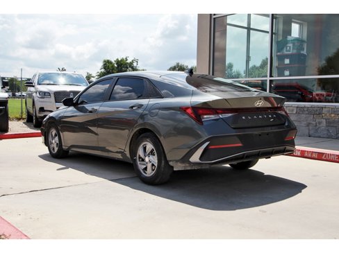 Used 2024 Hyundai Elantra SE image 4
