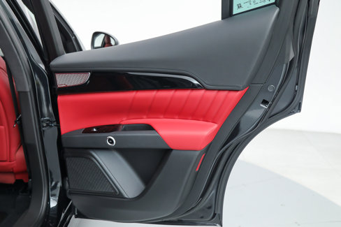 Used 2025 Maserati Grecale Modena image 12