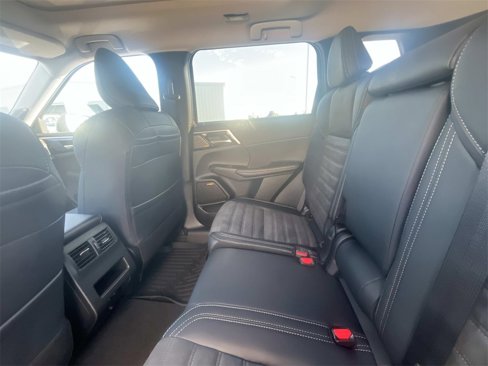 New 2025 Mitsubishi Outlander SE image 13