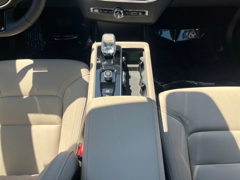 New 2026 Volvo XC90 B6 Plus w/ Protection Package Premier image 22