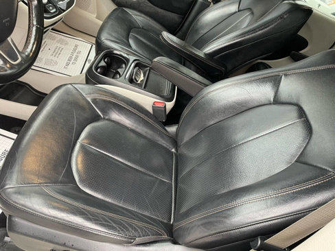 Used 2019 Chrysler Pacifica Touring-L image 19
