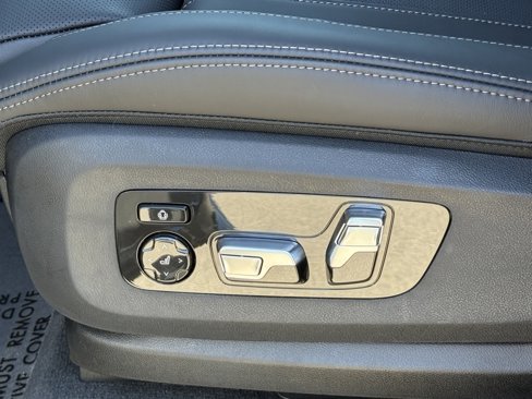 New 2026 BMW X7 M60i w/ Climate Comfort Package image 20