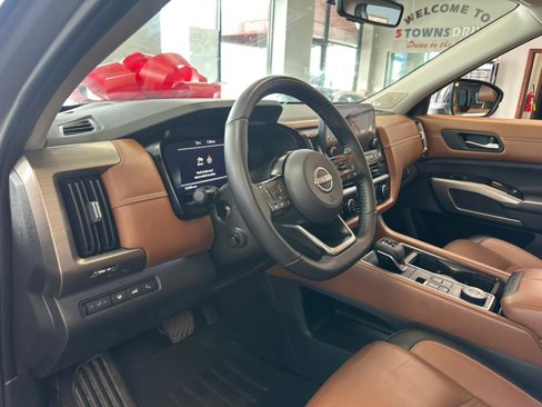 Used 2023 Nissan Pathfinder Platinum w/ Black Appearance Package image 25